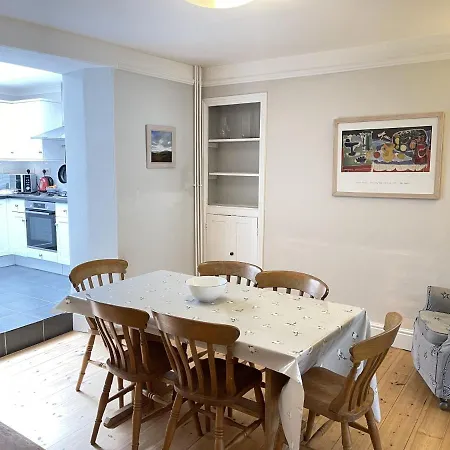 37 Trenwith Place, Charming Family & Garden! *