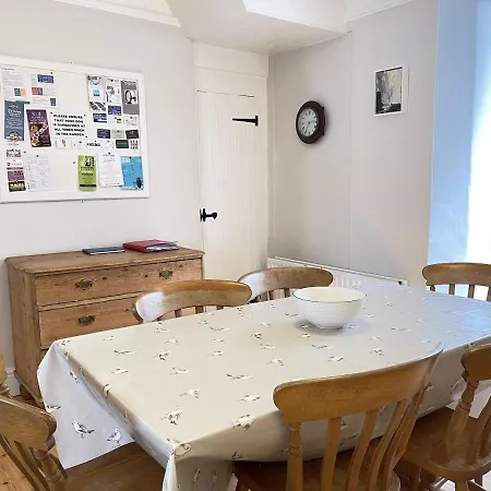 37 Trenwith Place, Charming Family & Garden! Ferienhaus