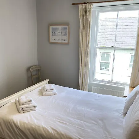37 Trenwith Place, Charming Family & Garden!
